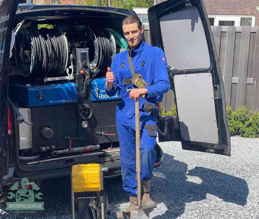 Een tevreden monteur met opgestoken duim na een geslaagde klus, slim ingrijpen bespaart kosten bij een verstopte wc in Zeewolde