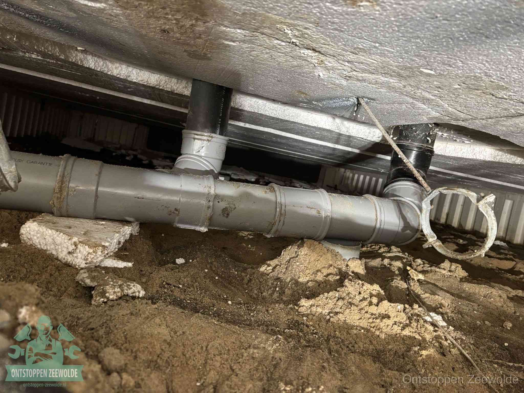 PVC-buizen in de kruipruimte van een gemengd of gescheiden rioolstelsel in Zeewolde