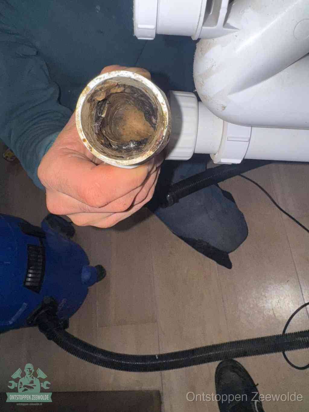 Een losgekoppeld afvoerbuisstuk dat van binnen volledig is dichtgeslibd, het gevolg van een verstopping te lang laten zitten in Zeewolde