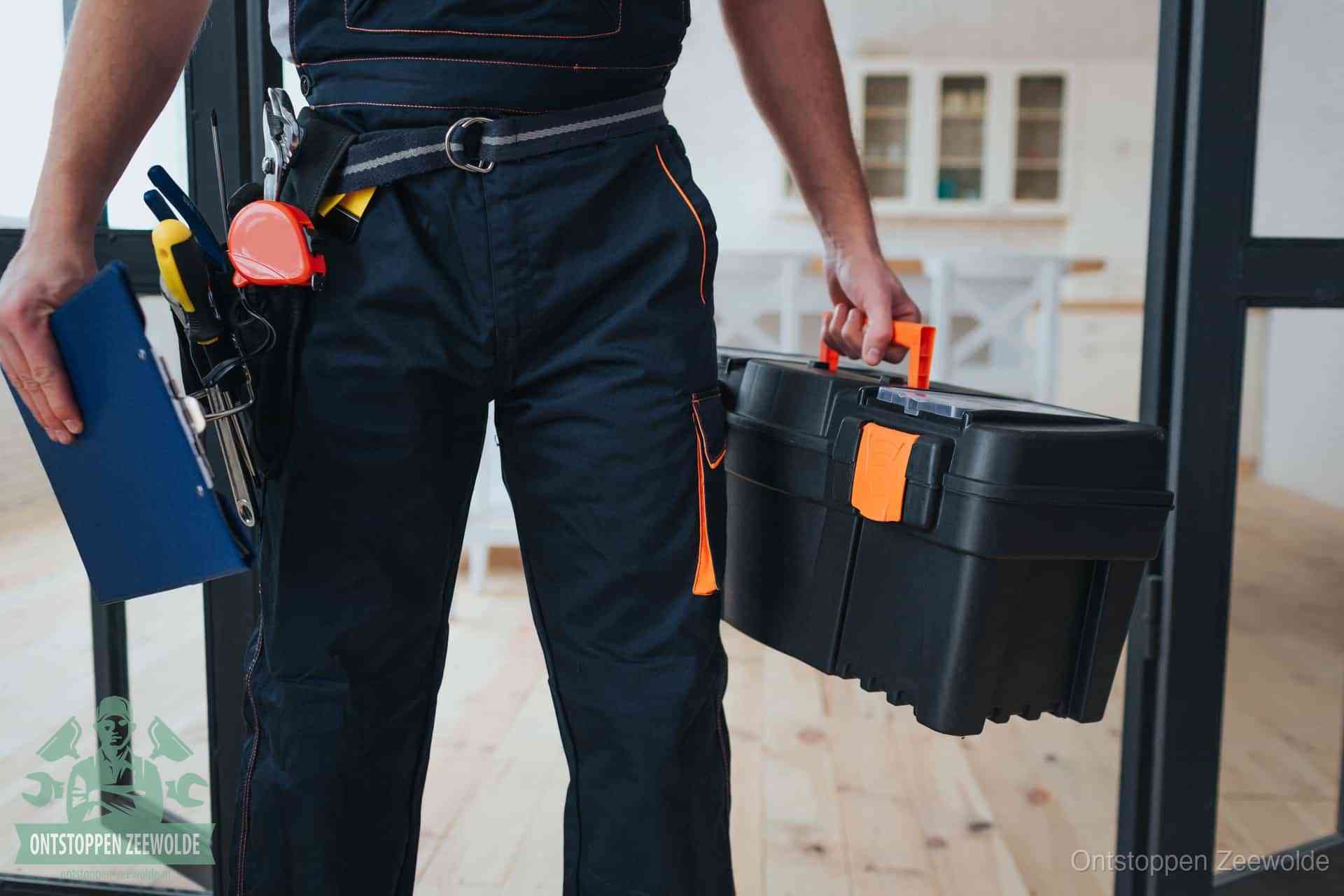 Een monteur met gereedschapsriem en klembord, klaar om een transparante prijs voor het wc ontstoppen in Zeewolde te geven