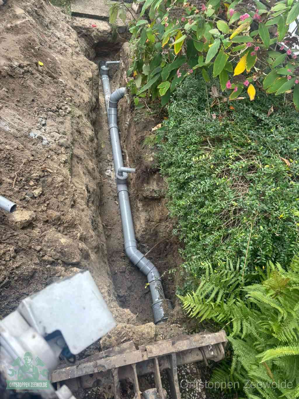 Open sleuf met nieuwe PVC-buizen, riool repareren en vervangen in Zeewolde