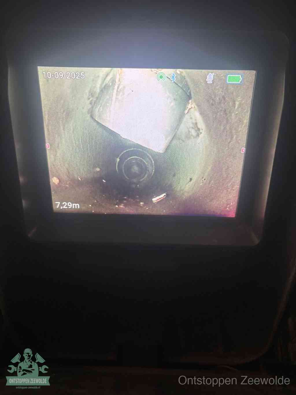 Camerabeeld van een verzakte rioolbuis diep onder de grond, een rioolverzakking in Zeewolde
