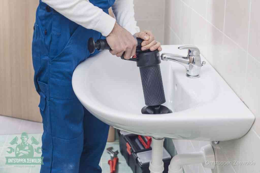 Een te ruwe doe-het-zelf poging met een handmatige perslucht-ontstopper op een sanitair-afvoer, een van de veelgemaakte fouten bij wc ontstoppen in Zeewolde