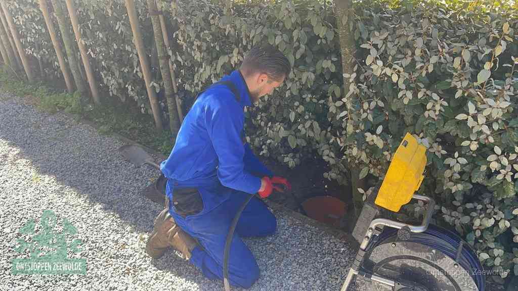 Monteur aan het werk bij een rioolput, de werkwijze voor riool ontstoppen in Zeewolde