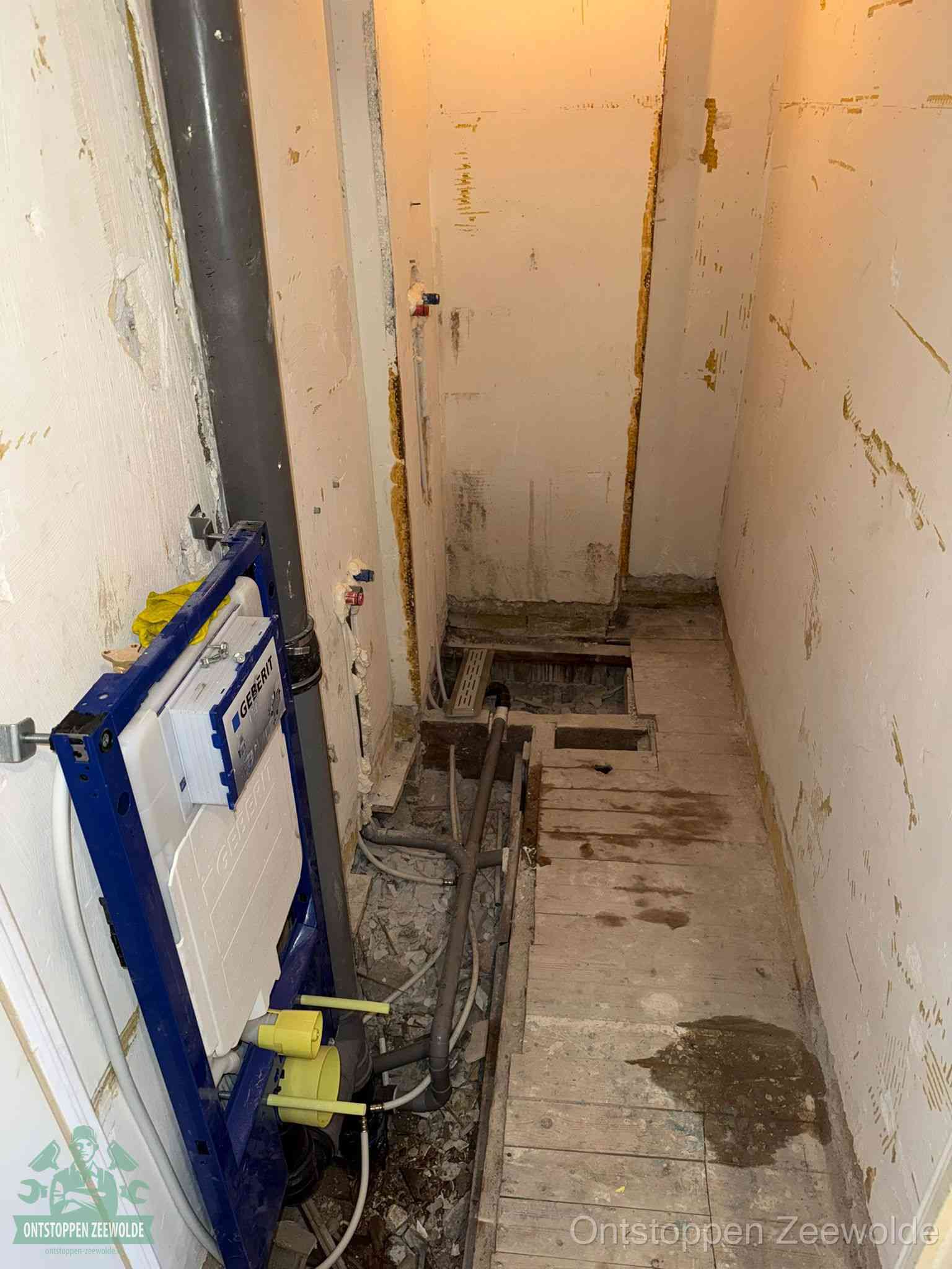 Een opgebroken toiletruimte tijdens renovatie met een Geberit inbouwreservoir en blootliggende oude afvoerleidingen, typisch voor oudere woningen in Zeewolde