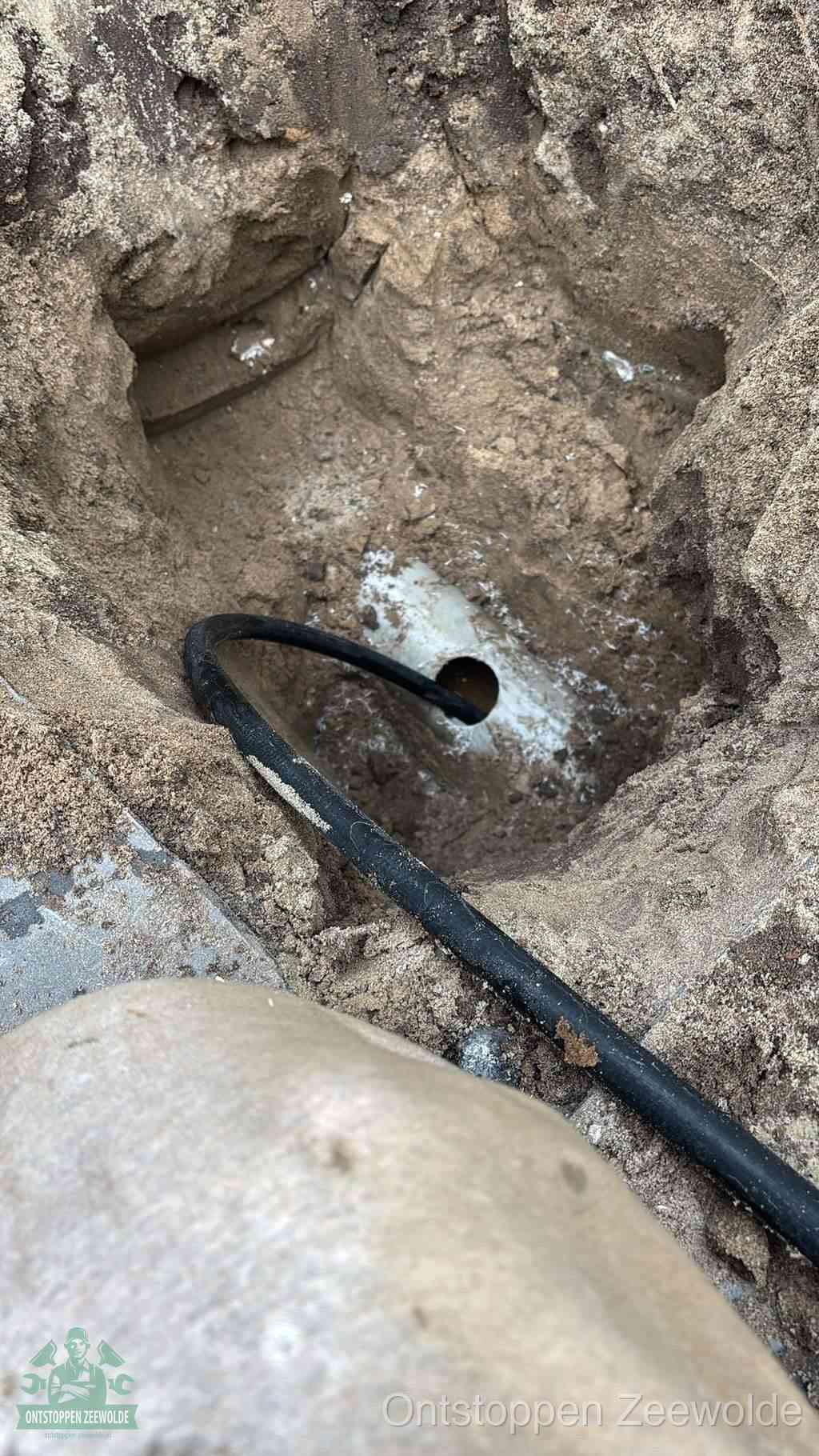 Uitgegraven rioolbuis in de grond, hulp om zelf het riool te ontstoppen in Zeewolde